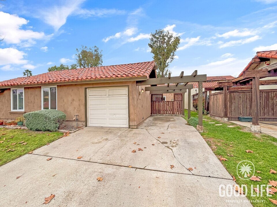 2552 Granada Cir in Spring Valley, CA - Building Photo