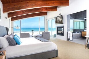 1013 Mandalay Beach Rd in Oxnard, CA - Building Photo