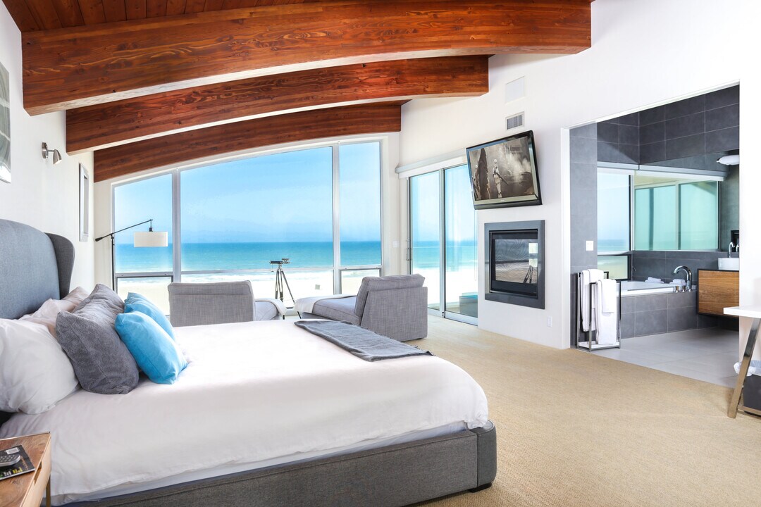 1013 Mandalay Beach Rd in Oxnard, CA - Building Photo