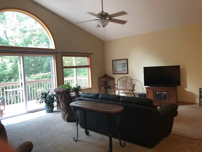 701 Cherokee Path, Unit 701 in Lake Mills, WI - Foto de edificio - Building Photo