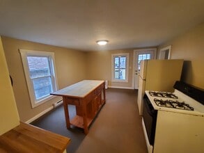 215 Madison St, Unit Unit B in Fitchburg, MA - Building Photo - Building Photo