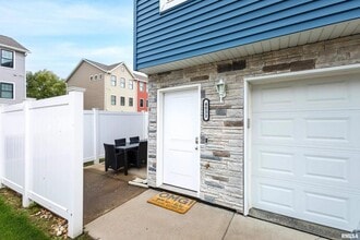 4833 Lauren Ln in Bettendorf, IA - Foto de edificio - Building Photo