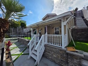 6097 Charae St in San Diego, CA - Foto de edificio - Building Photo
