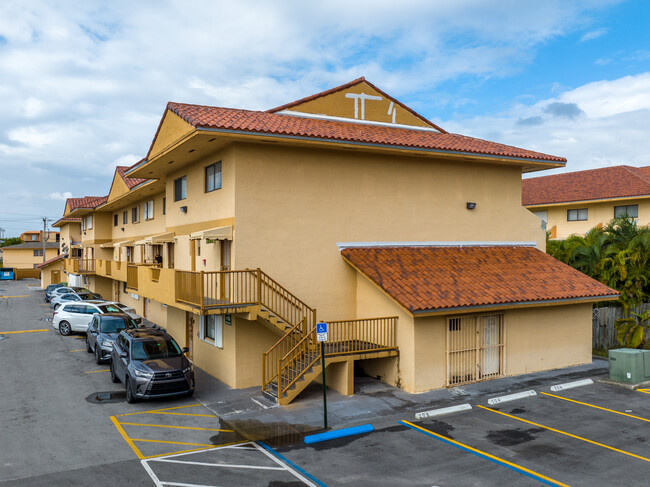 Villa Andalucia in Hialeah, FL - Foto de edificio - Building Photo