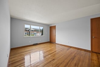 1033 Folkestone Rd in Columbus, OH - Foto de edificio - Building Photo