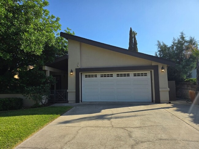 2144 Queensberry Rd in Pasadena, CA - Foto de edificio - Building Photo