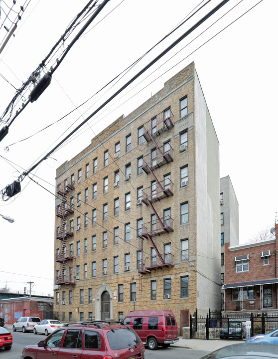 711 E 230th St in Bronx, NY - Building Photo