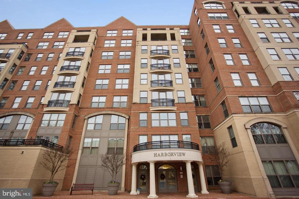 485 Harbor Side St in Woodbridge, VA - Building Photo