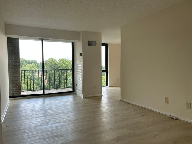 2311 Pimmit Dr in Falls Church, VA - Building Photo - Building Photo
