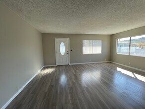 28164 Robin Ave, Unit Robin in Santa Clarita, CA - Building Photo - Building Photo