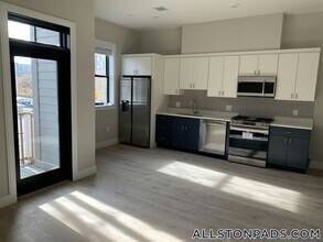 157 Everett St in Boston, MA - Building Photo - Building Photo