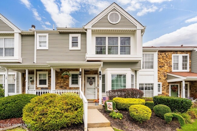 property at 19 Horseshoe Ct