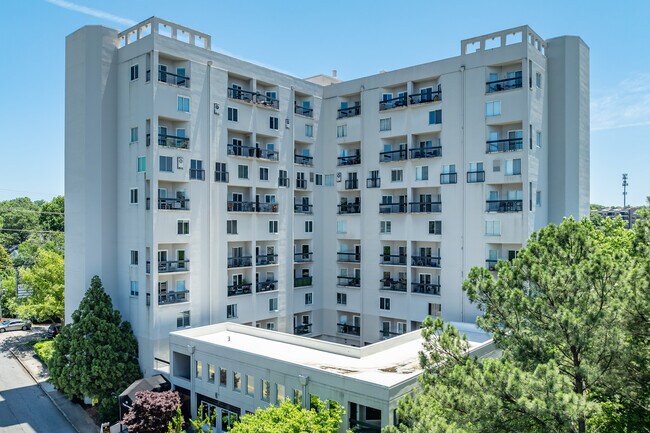Virginia Hill Condominiums in Atlanta, GA - Foto de edificio - Building Photo