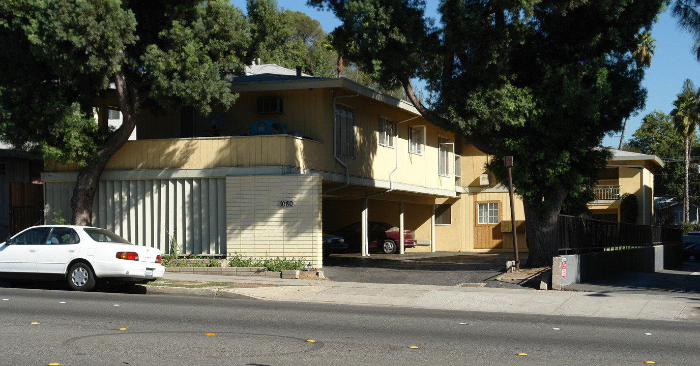 1080 N Lake Ave in Pasadena, CA - Foto de edificio