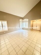 15755 Smoketree Ln in Fontana, CA - Building Photo - Building Photo