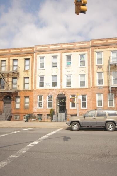 52-29 Skillman Ave in Woodside, NY - Foto de edificio