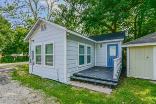 4318 1st St in Bacliff, TX - Building Photo