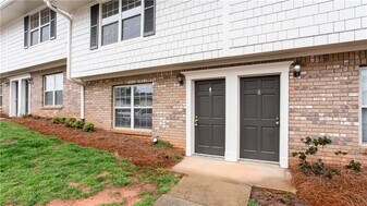 7 Villa Ct SE in Smyrna, GA - Building Photo