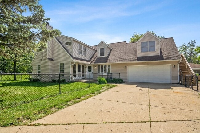 313 West St, Unit Suite #1 in Geneva, IL - Foto de edificio - Building Photo