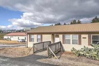 1460 Midway Rd in Midway, TN - Foto de edificio - Building Photo