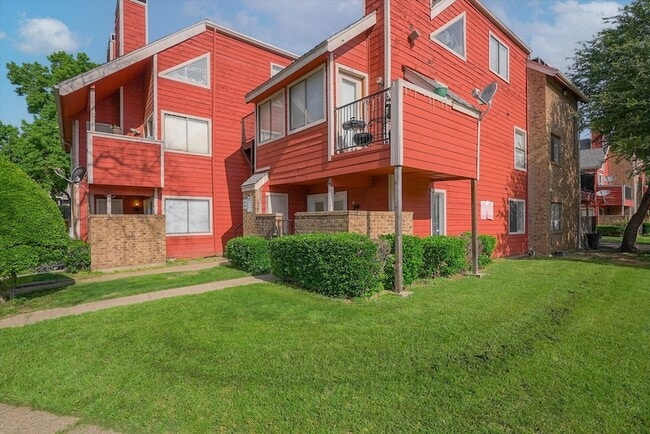9825 Walnut St, Unit M103 in Dallas, TX - Building Photo - Building Photo