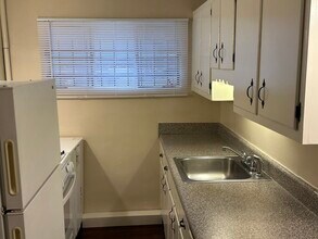 668 Linwood Ave NE, Unit 2 in Atlanta, GA - Foto de edificio - Building Photo