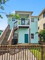 5617 Avenue R 1/2 in Galveston, TX - Building Photo