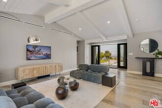 8400 Mulholland Dr in Los Angeles, CA - Building Photo - Building Photo