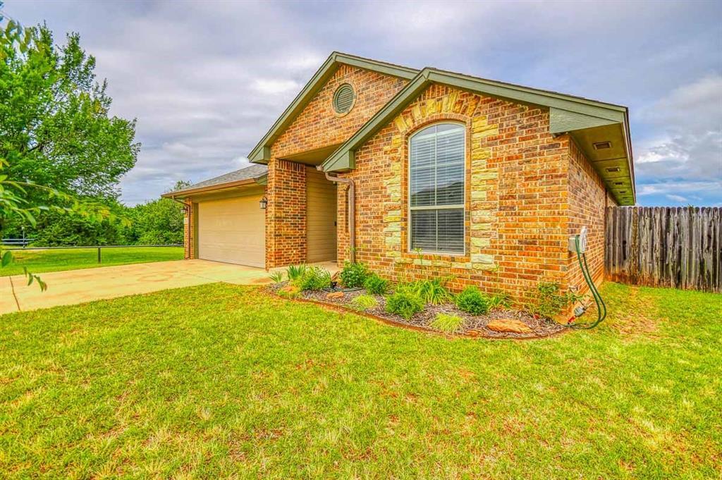 2201 Alameda Park Dr in Norman, OK - Building Photo