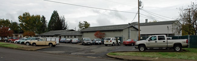 300 Fairview Dr in Springfield, OR - Foto de edificio - Building Photo
