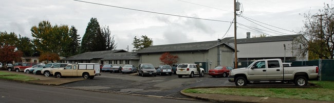 300 Fairview Dr in Springfield, OR - Building Photo - Building Photo