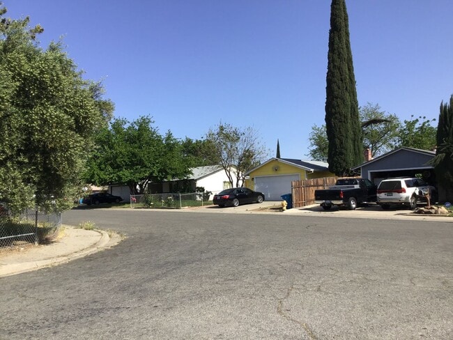 5274 Acacia Way in Olivehurst, CA - Building Photo - Building Photo