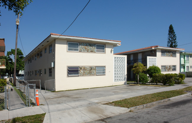 1643 NW 1st St in Miami, FL - Building Photo - Building Photo