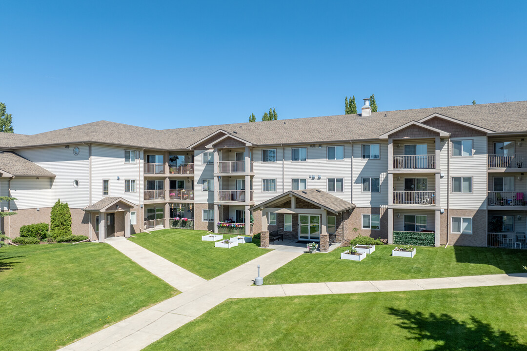 Lonsdale Court in Red Deer, AB - Building Photo