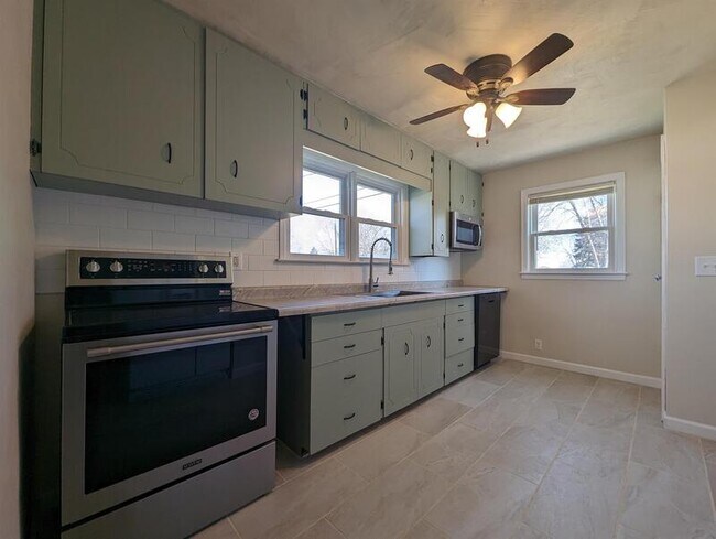 130 13th Ave E in Oskaloosa, IA - Foto de edificio - Building Photo