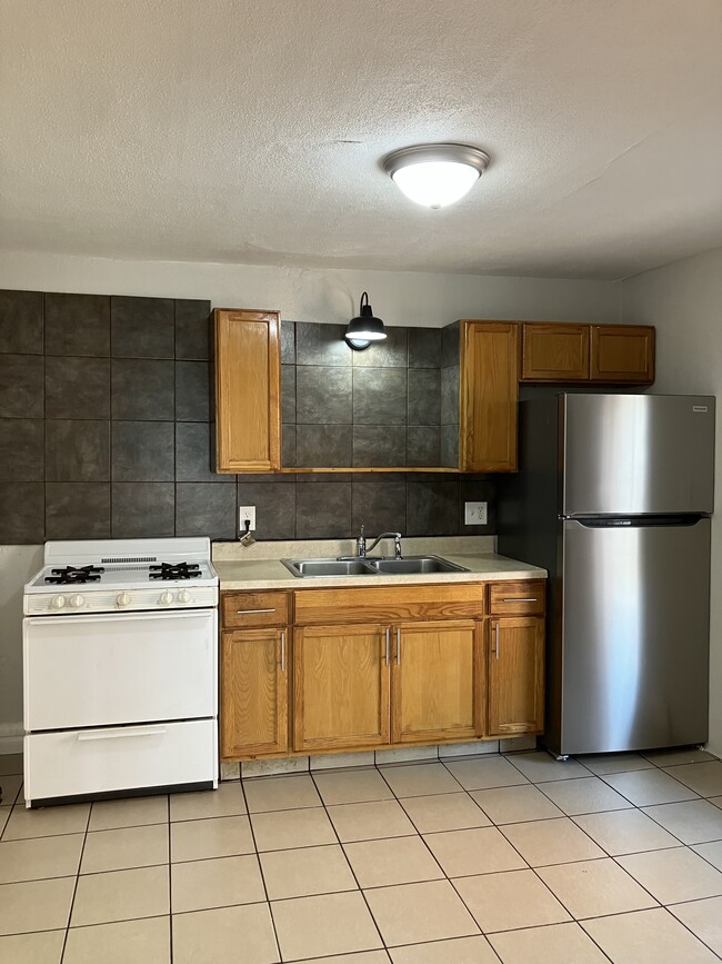 800 W Ionia St, Unit 2 in Lansing, MI - Foto de edificio - Building Photo