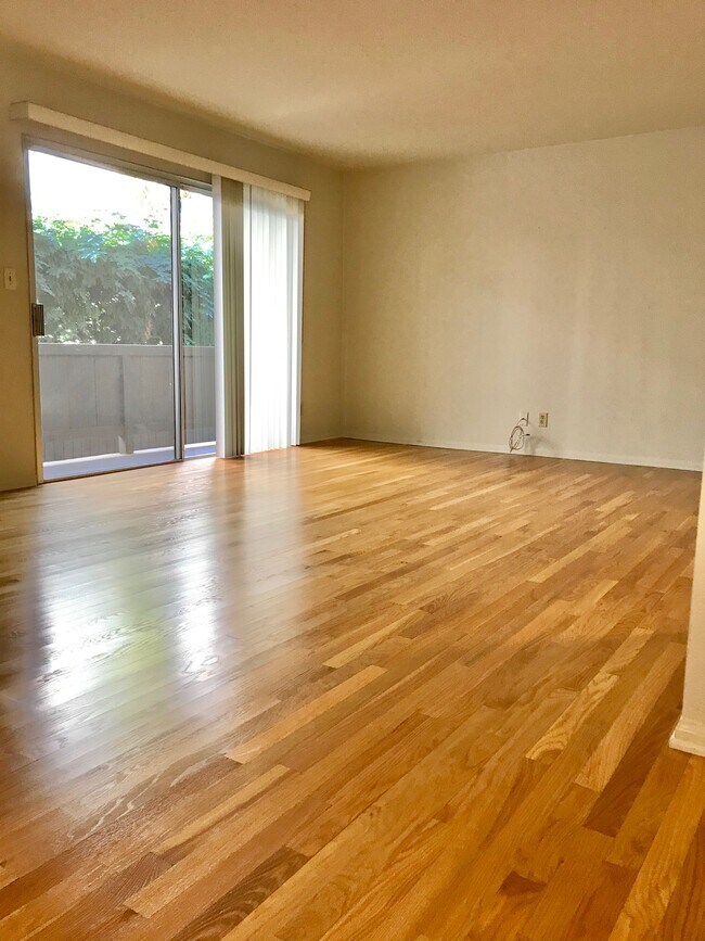 1945 Corinth Ave in Los Angeles, CA - Foto de edificio - Building Photo