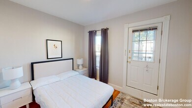 26 Taft St, Unit 1 in Boston, MA - Foto de edificio - Building Photo