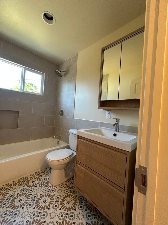 1251 W 47th St, Unit 1