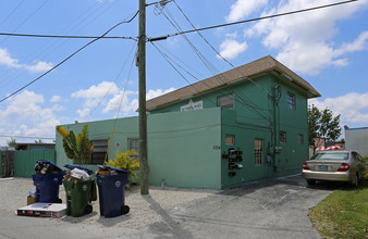 2433 N Dixie Hwy in Wilton Manors, FL - Building Photo - Building Photo