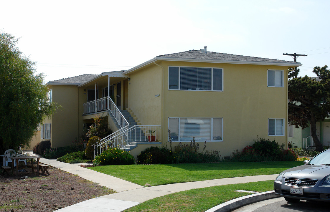 Kona Apartments in Ventura, CA - Building Photo