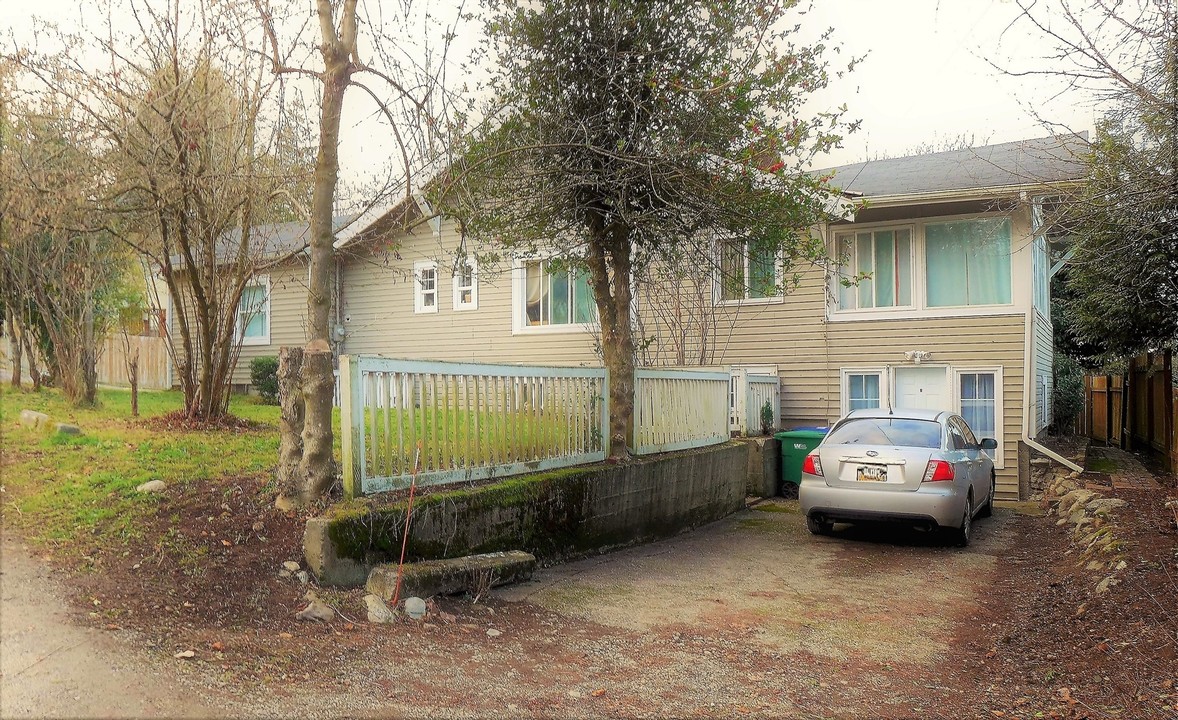 10033 Des Moines Memorial Dr in Seattle, WA - Foto de edificio