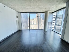 200 N Wells St, Unit 2201 in Chicago, IL - Foto de edificio - Building Photo