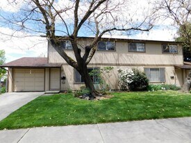 590 SE 8th St in Grants Pass, OR - Building Photo