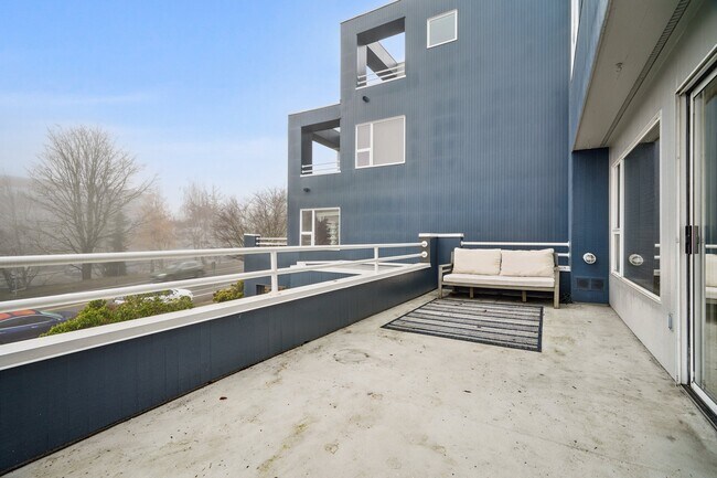 555 Kirkland Way, Unit 202 in Kirkland, WA - Foto de edificio - Building Photo