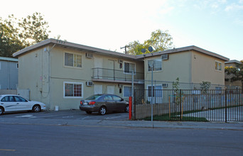 2536 Traction Ave in Sacramento, CA - Foto de edificio - Building Photo