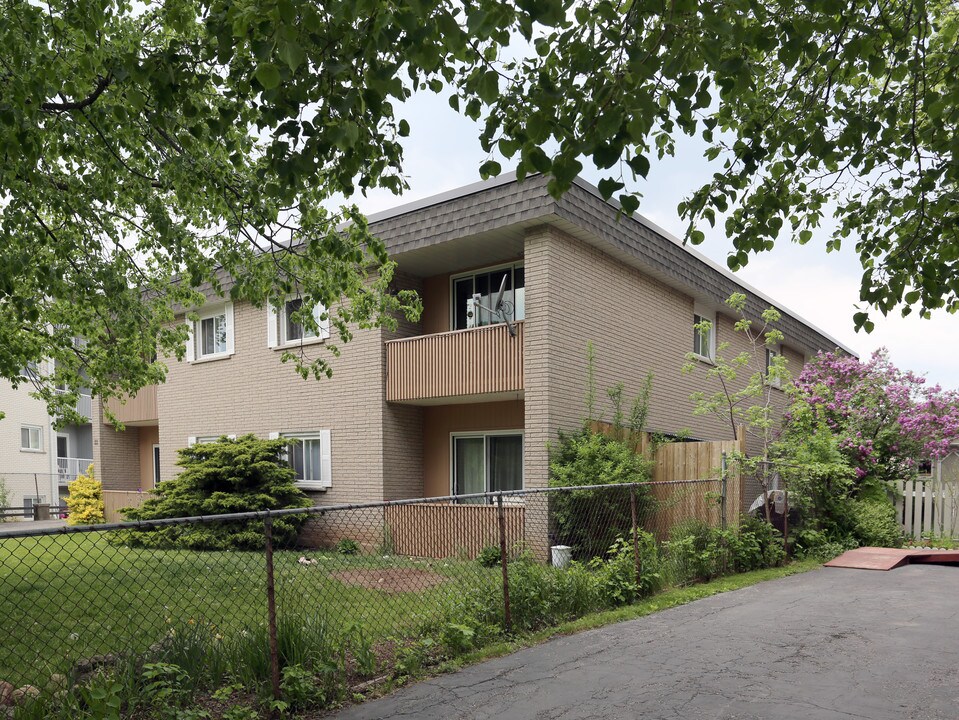 33 Conroy Cres in Guelph, ON - Building Photo