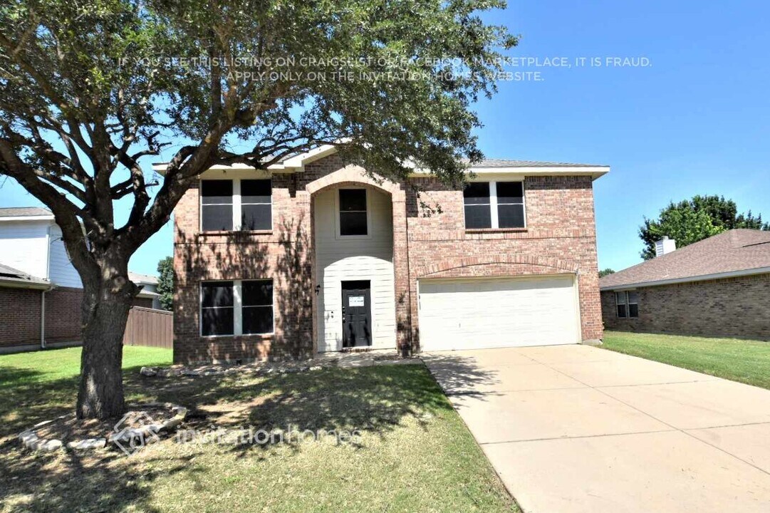 216 Cedar Crest Dr in Justin, TX - Building Photo