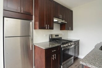 729 Saint Johns Ave, Unit J05W in Highland Park, IL - Building Photo - Building Photo