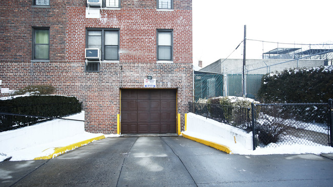 3178 Nostrand Ave in Brooklyn, NY - Foto de edificio - Building Photo